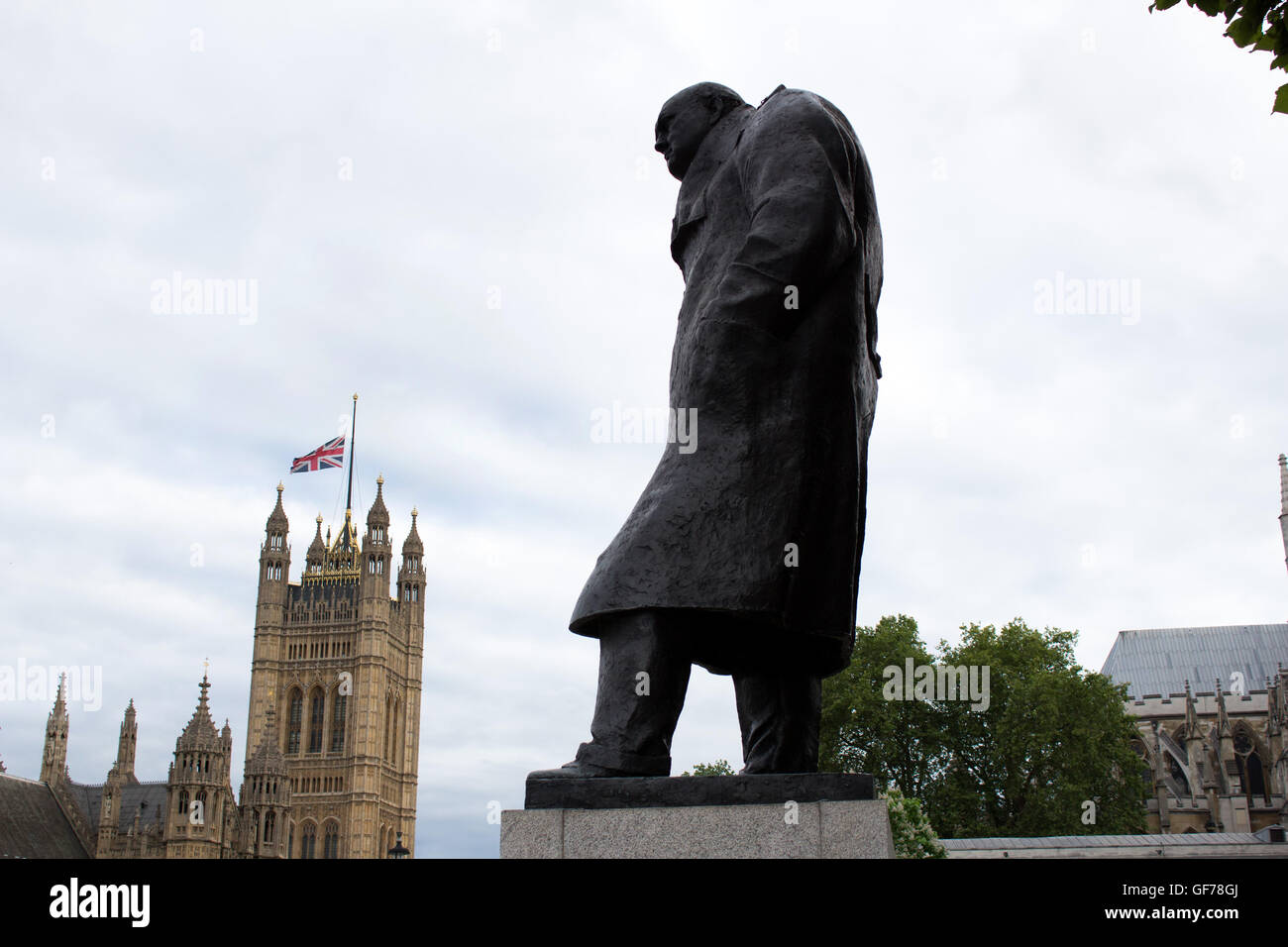 La statue de Winston Churchill à Londres. Photo prise après les attaques terroristes français, donc, le Drapeau est en berne. Banque D'Images