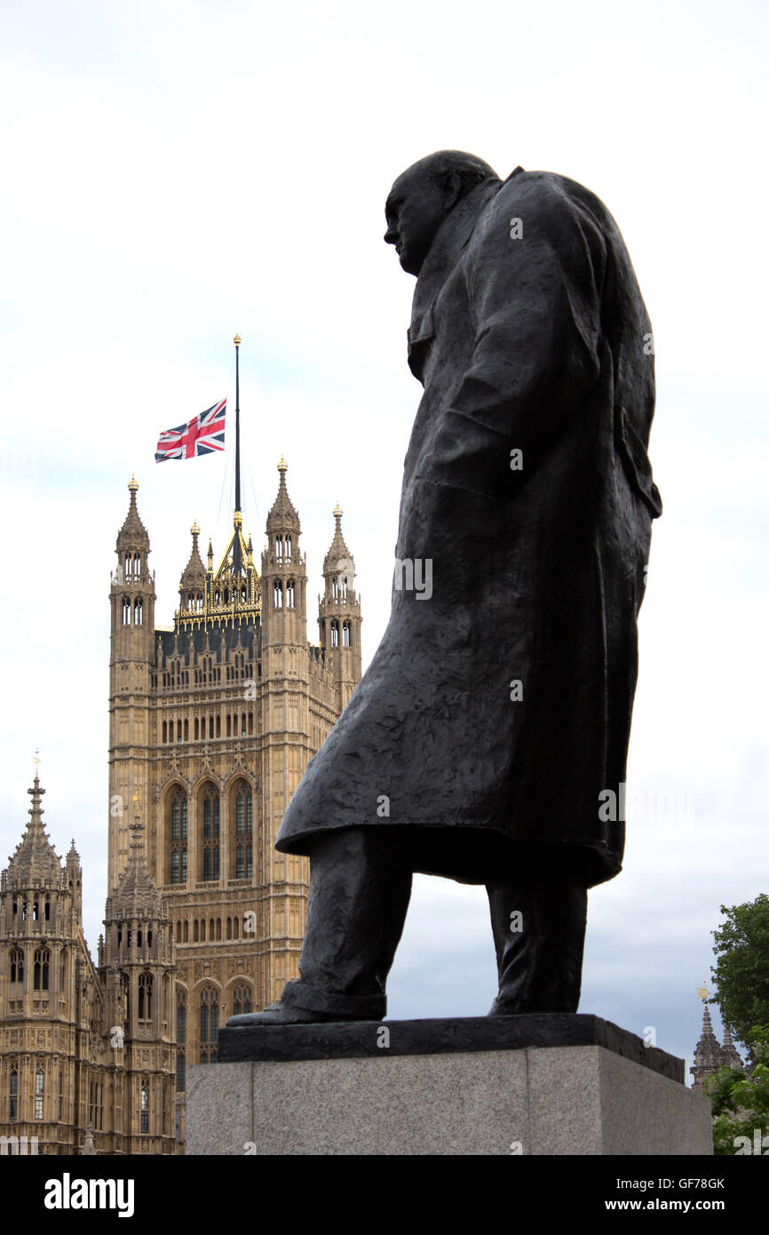 La statue de Winston Churchill à Londres. Photo prise après les attaques terroristes français, donc, le Drapeau est en berne. Banque D'Images