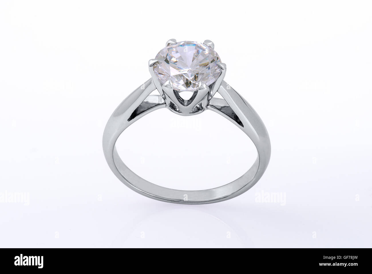 Bague de fiançailles mariage or blanc sur fond blanc Banque D'Images