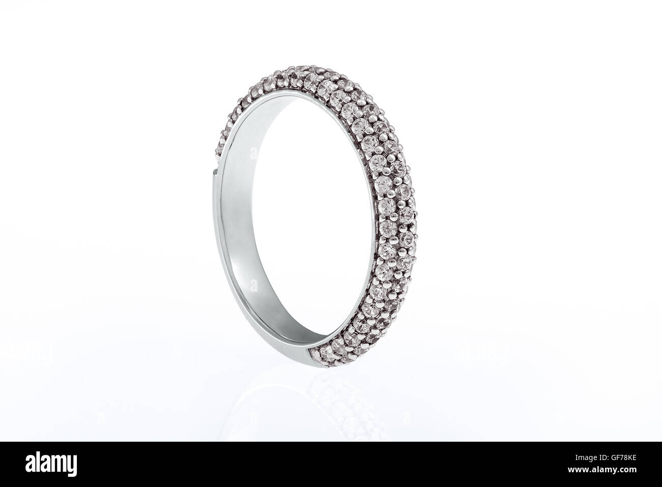 Bague de fiançailles mariage or blanc sur fond blanc Banque D'Images