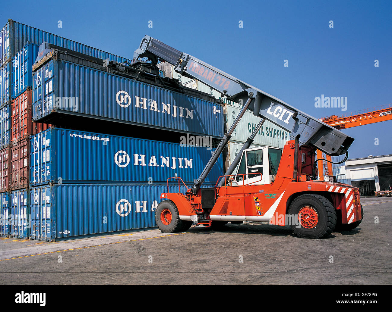 Stockage et transport des conteneurs d'un camion à Port Banque D'Images
