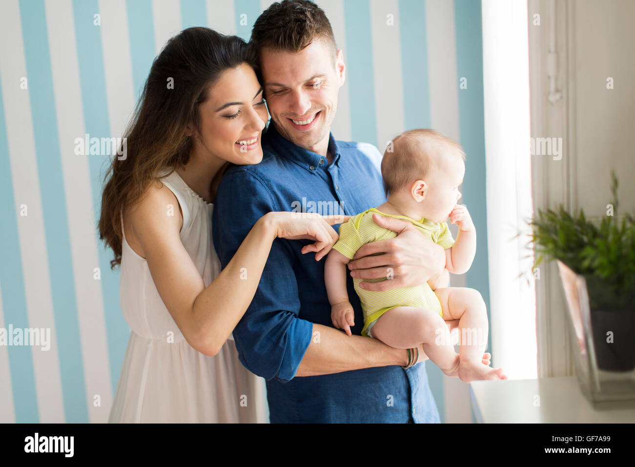 Famille heureuse avec bébé nouveau-né Banque D'Images