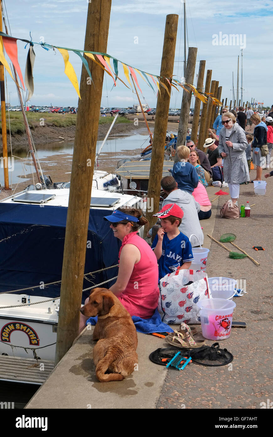 Des gens assis sur blakeney Harbour, North Norfolk, Angleterre Banque D'Images