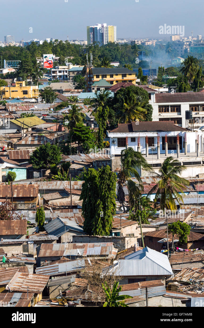 Vue aérienne de boîtier haute densité et du centre-ville, au-delà de Msasani, Dar-es-Salaam, Tanzanie Banque D'Images