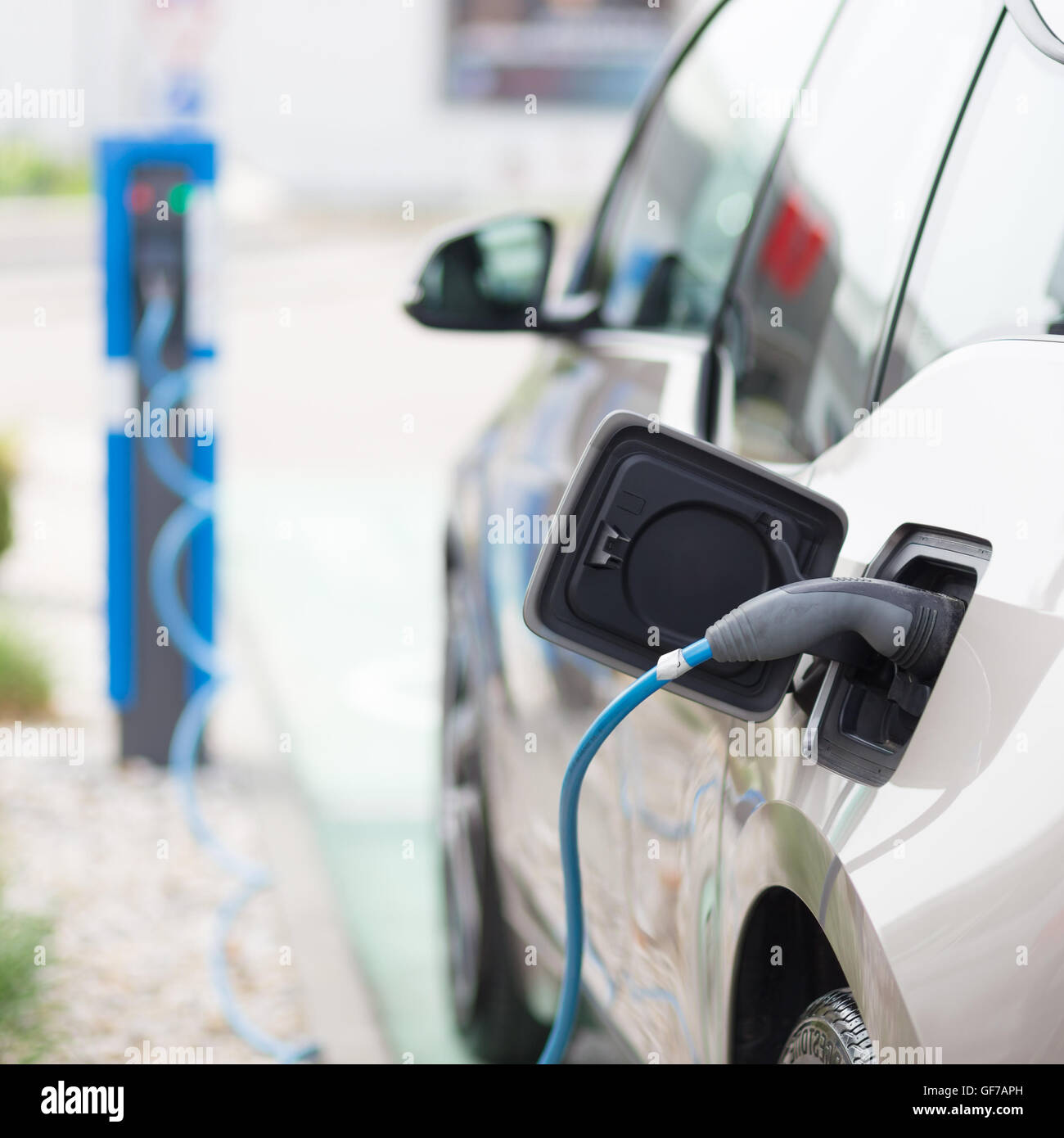 Voiture électrique dans la station de charge. Banque D'Images