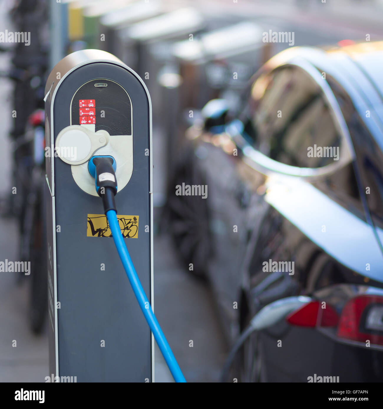 Voiture électrique dans la station de charge. Banque D'Images