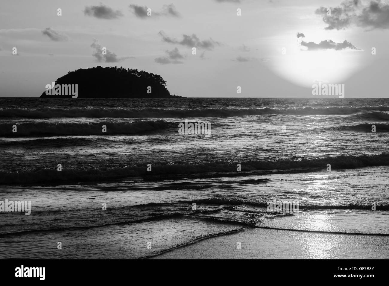 Coucher de soleil plage de la mer avec Sky et de nuages au crépuscule de l'éclairage du soleil ton noir et blanc Banque D'Images