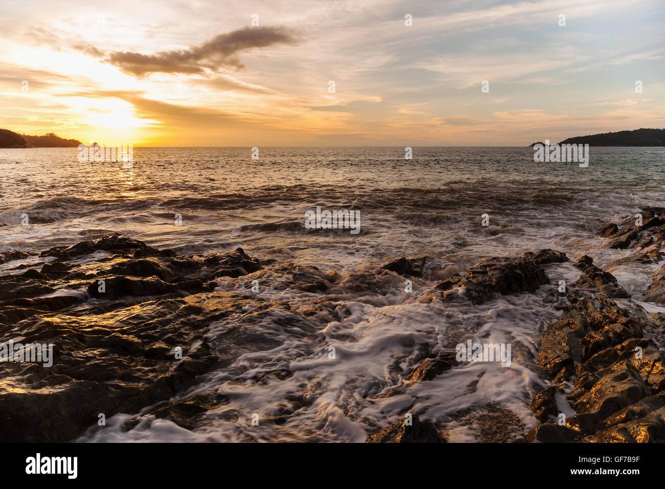 Coucher de soleil plage de la mer avec Sky et de nuages au crépuscule sur la lumière du soleil et de tons sombres, long de la technique d'exposition Banque D'Images