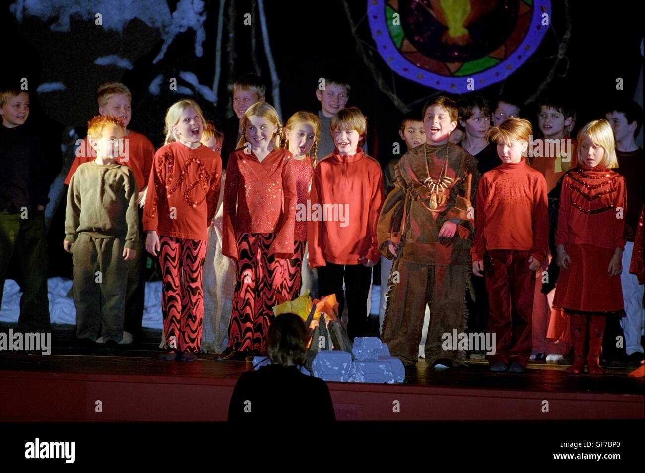 Les enfants l'exécution d'une pièce de théâtre de l'école Banque D'Images