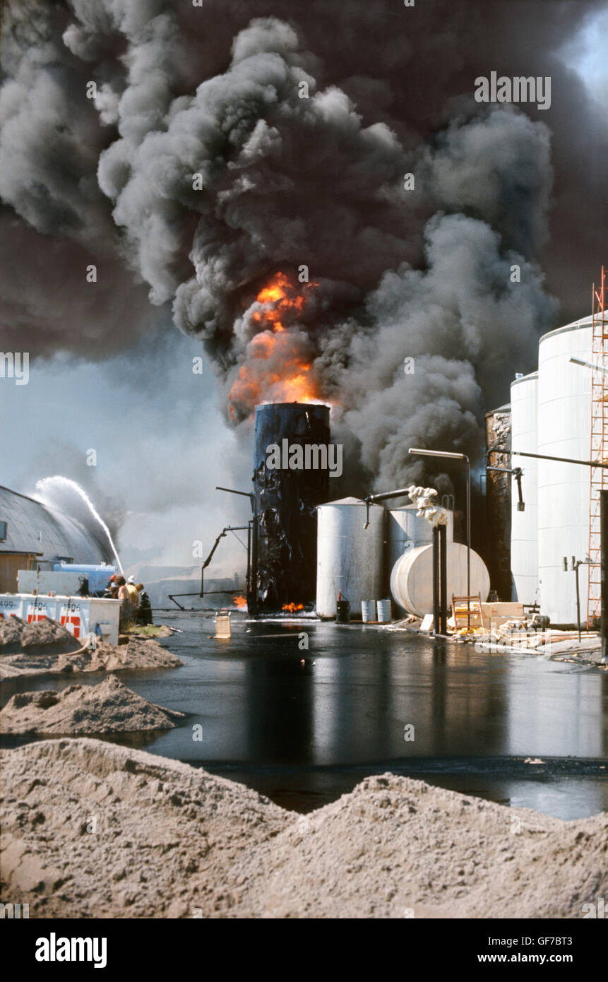Pulvériser de l'eau sur le feu à l'usine de fabrication d'asphalte, le Canada, l'Ontario, Toronto Banque D'Images