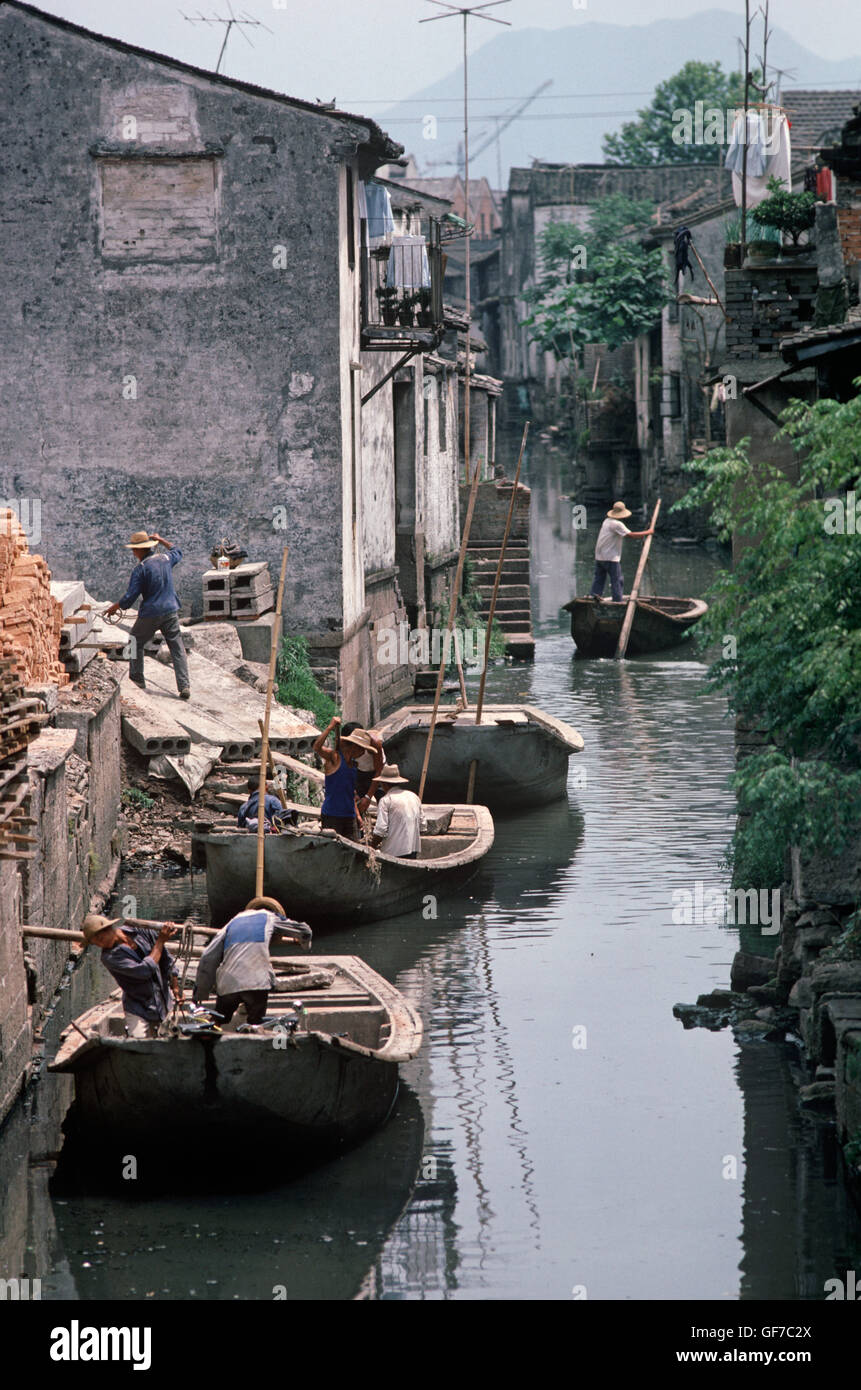 Travaux de construction et canots sur les voies navigables de Shaoxing, Chine, province de Zhejiang, Chine années 1980, Chine années 1980, Chine années 1970, Chine années 1970, Chine Banque D'Images