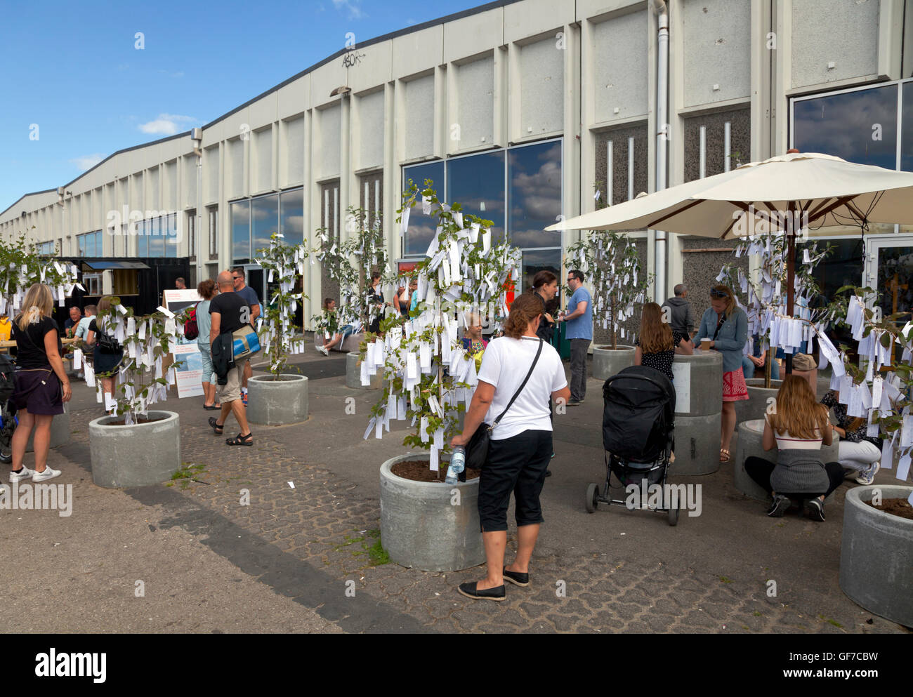 Contemporain de Copenhague de Yoko Ono présente 'Arbre des désirs Jardin' à l'extérieur les anciens entrepôts sur Papirøen, île de papier. Banque D'Images