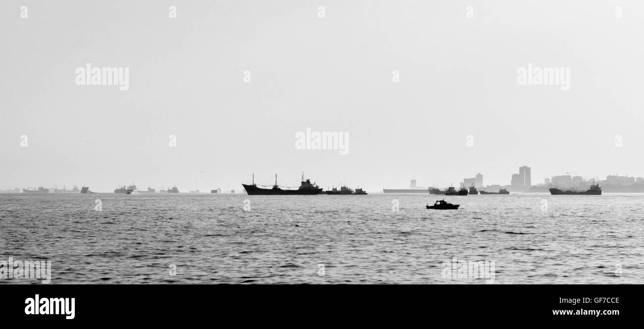 L'accumulation des cargos dans la mer à l'horizon lors d'une file d'attente dans le port Banque D'Images