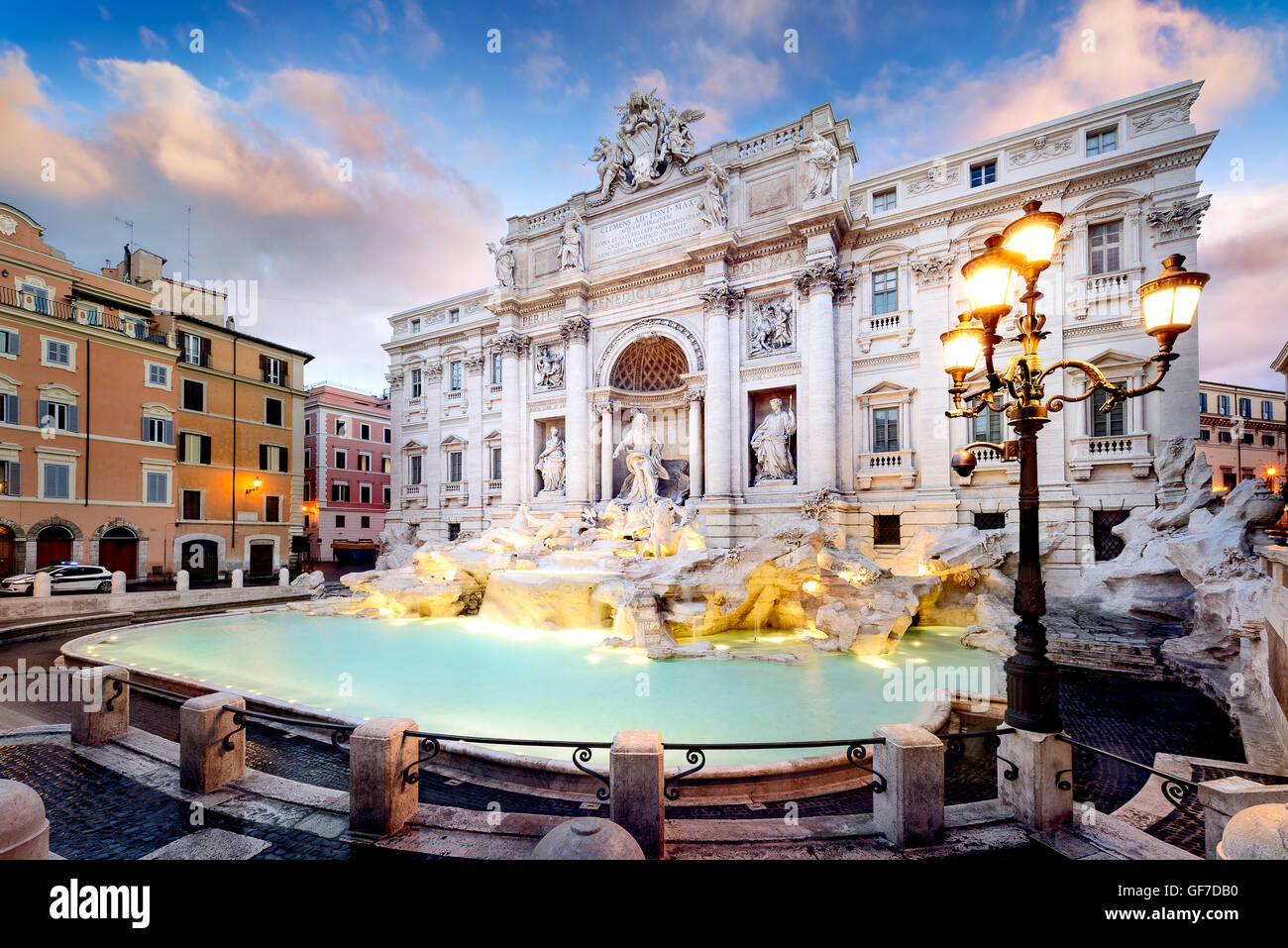 Fontaine de Trevi, la plus grande fontaine baroque dans la ville et l'une des plus célèbres fontaines du monde installé à Rome Italie Banque D'Images