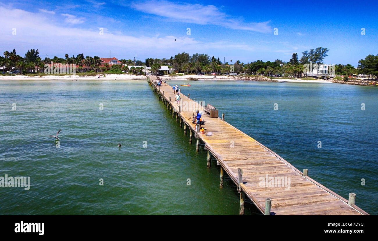 Vue aérienne de personnes sur Anna Maria Island City Pier à Bradenton, FL Banque D'Images