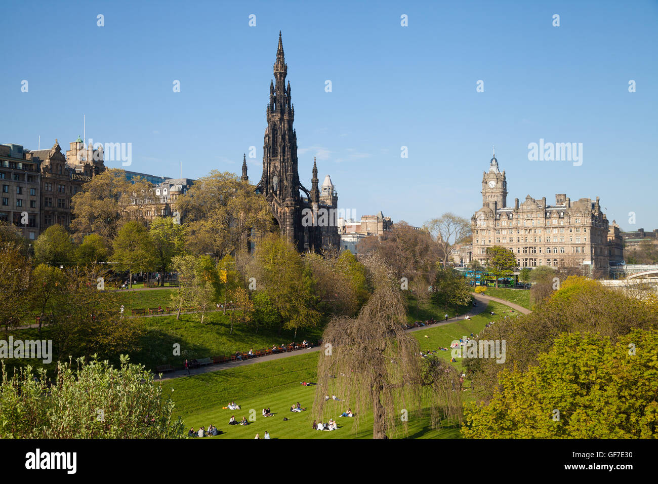 Walter Scott memorial et Balmoral Hotel de Princes Street Edinburgh Scotland UK Banque D'Images