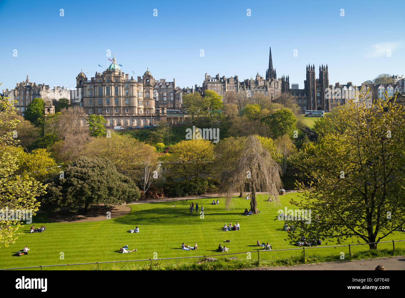 Vue sur le siège de la Banque d'Écosse sur le monticule de Princes Street Gardens. Banque D'Images