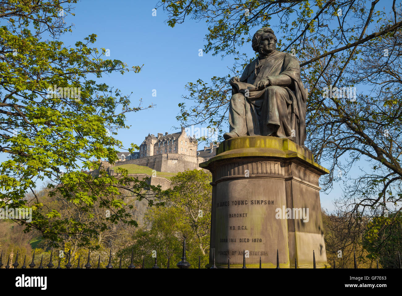 Statue de Sir James Young Simpson et le château d'Édimbourg de Princes Street, Édimbourg, Écosse Banque D'Images