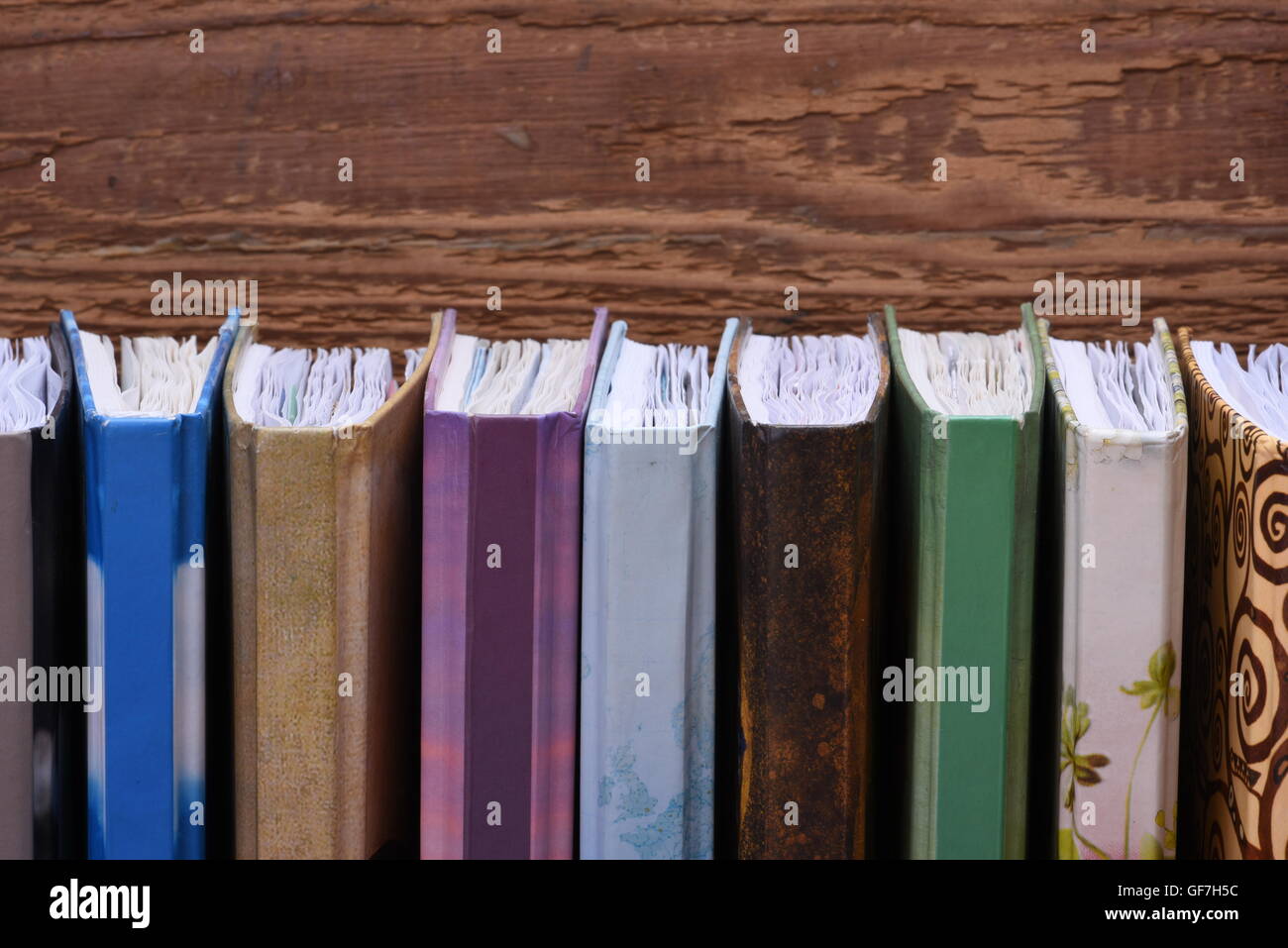 Livre en bois avec tablette PC portables Banque D'Images