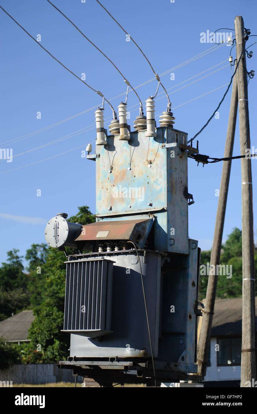 L'électricité à haute tension transformateur contre le ciel bleu Banque D'Images L'électricité à haute tension transformateur contre le ciel bleu Banque D'Images