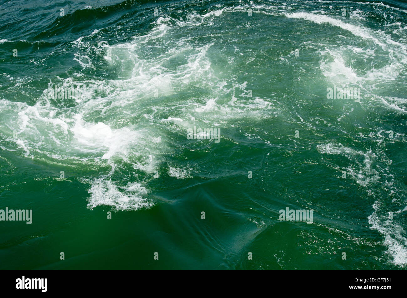 La surface de la mer avec des vagues écumeuses Banque D'Images