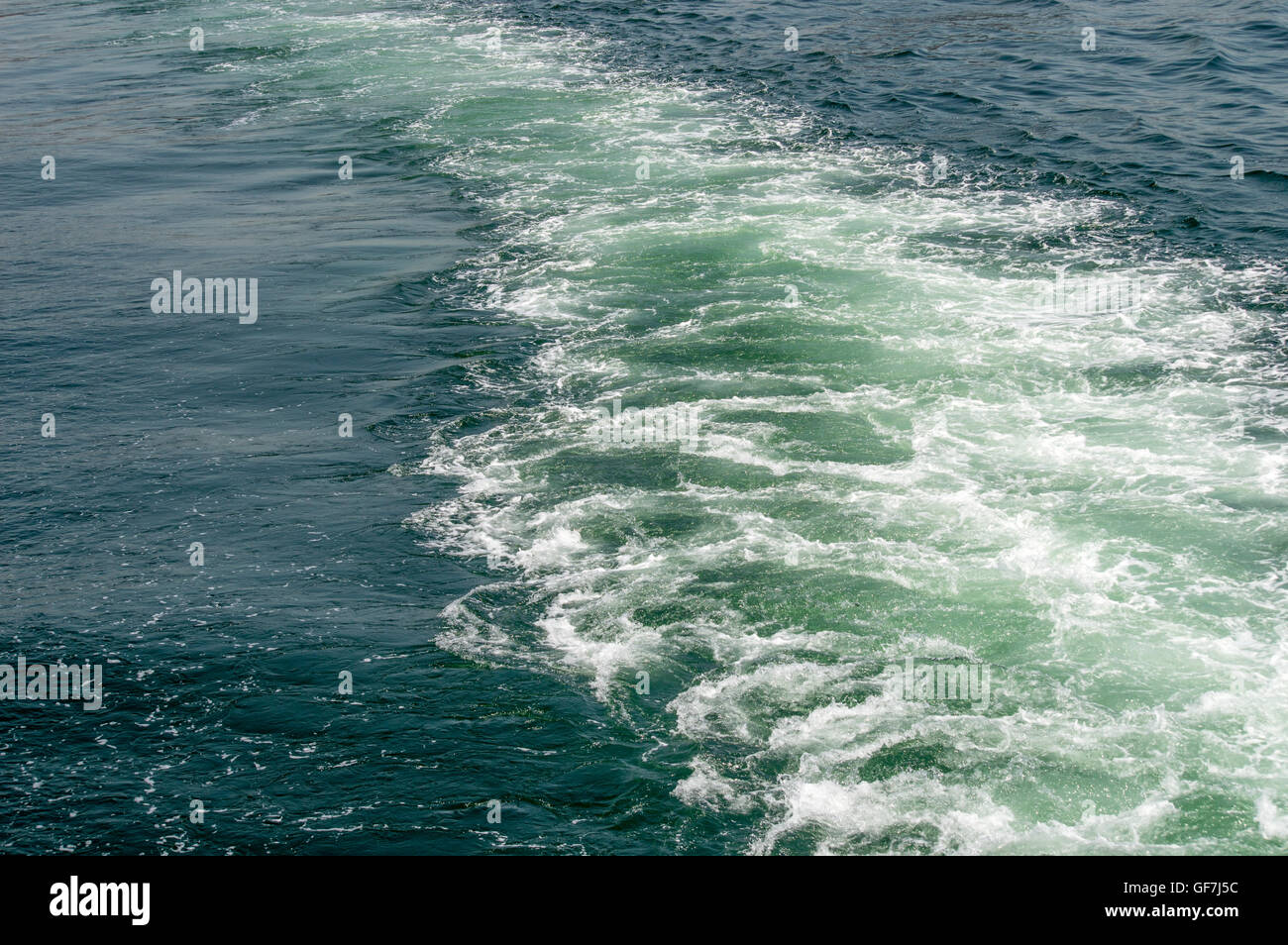 La surface de la mer avec des vagues écumeuses Banque D'Images