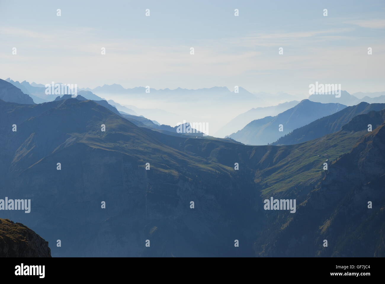 Misty brumeux vue dans les Alpes Suisses Banque D'Images