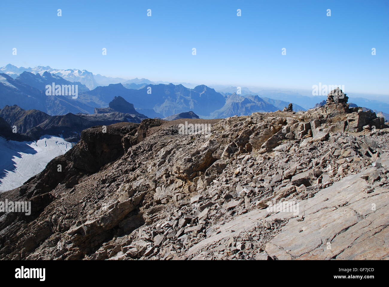 Vue panoramique, Alpes Suisses, les éboulis, les talus, la pierre tombale, bleu, brume, pics, neige, ciel bleu, copie espace, randonnées Banque D'Images