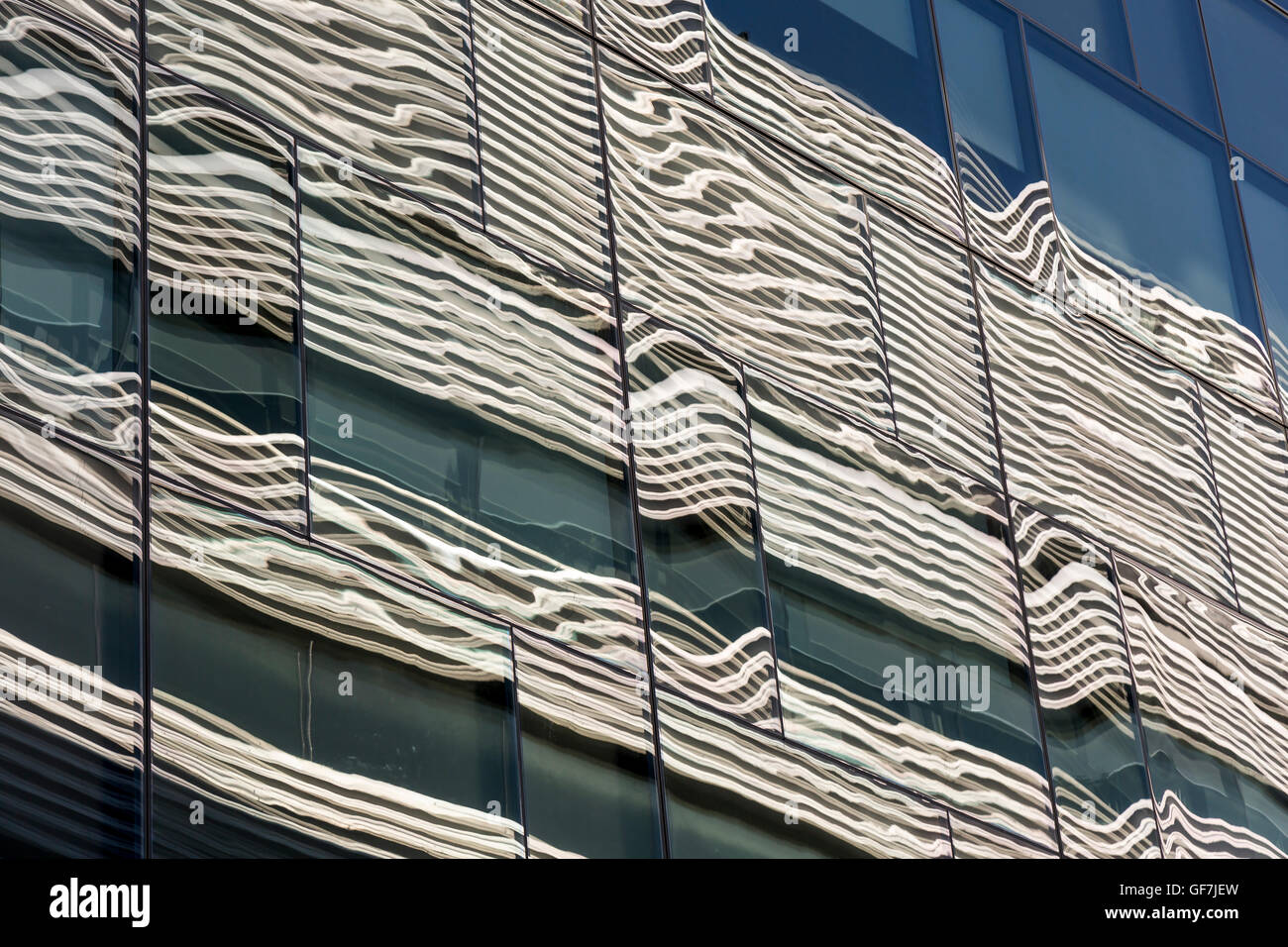 Reflet déformé sur un immeuble à Toronto, Canada Banque D'Images