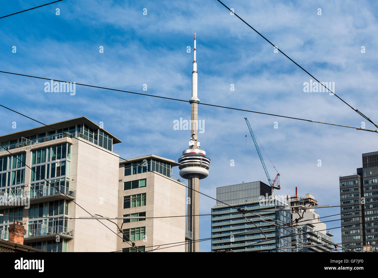 Toronto, Canada - juin 2016. vue de la Tour du CN avec street car les câbles. Banque D'Images