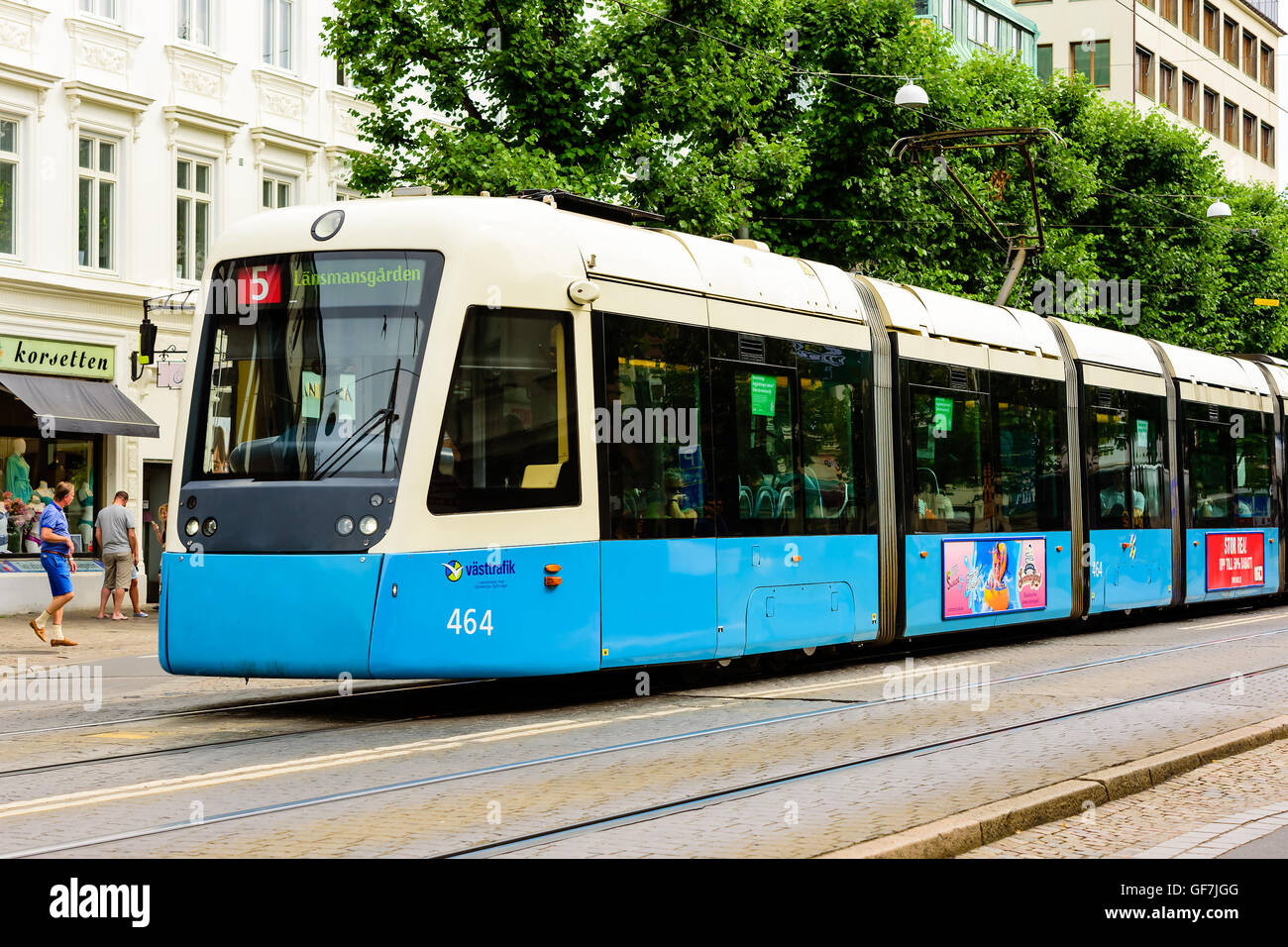 Goteborg, Suède - 25 juillet 2016 : tram bleu et beige, dans le centre ville. Les tramways électriques sont dirigés par Vasttrafik et transport co Banque D'Images