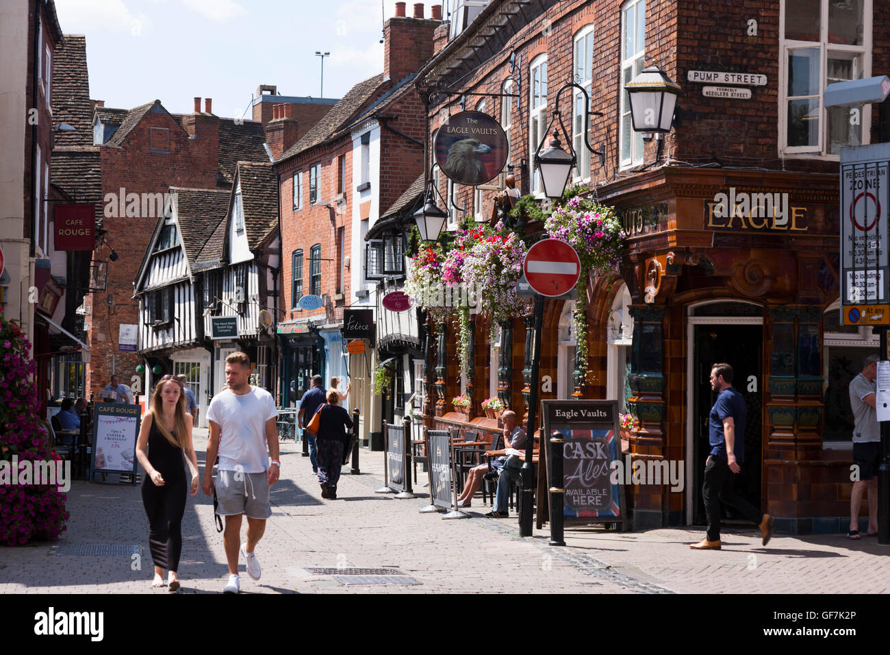 / Scène vue dans le centre-ville de Worcester historique ; intersection / coin de Friar Street et la rue de la pompe. Worcestershire. UK. Banque D'Images