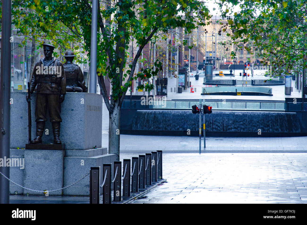 Les statues de bronze sont hauts placés à Martin Place, Sydney dans le cadre de la commémoration de la Seconde Guerre 1 Cénotaphe Banque D'Images