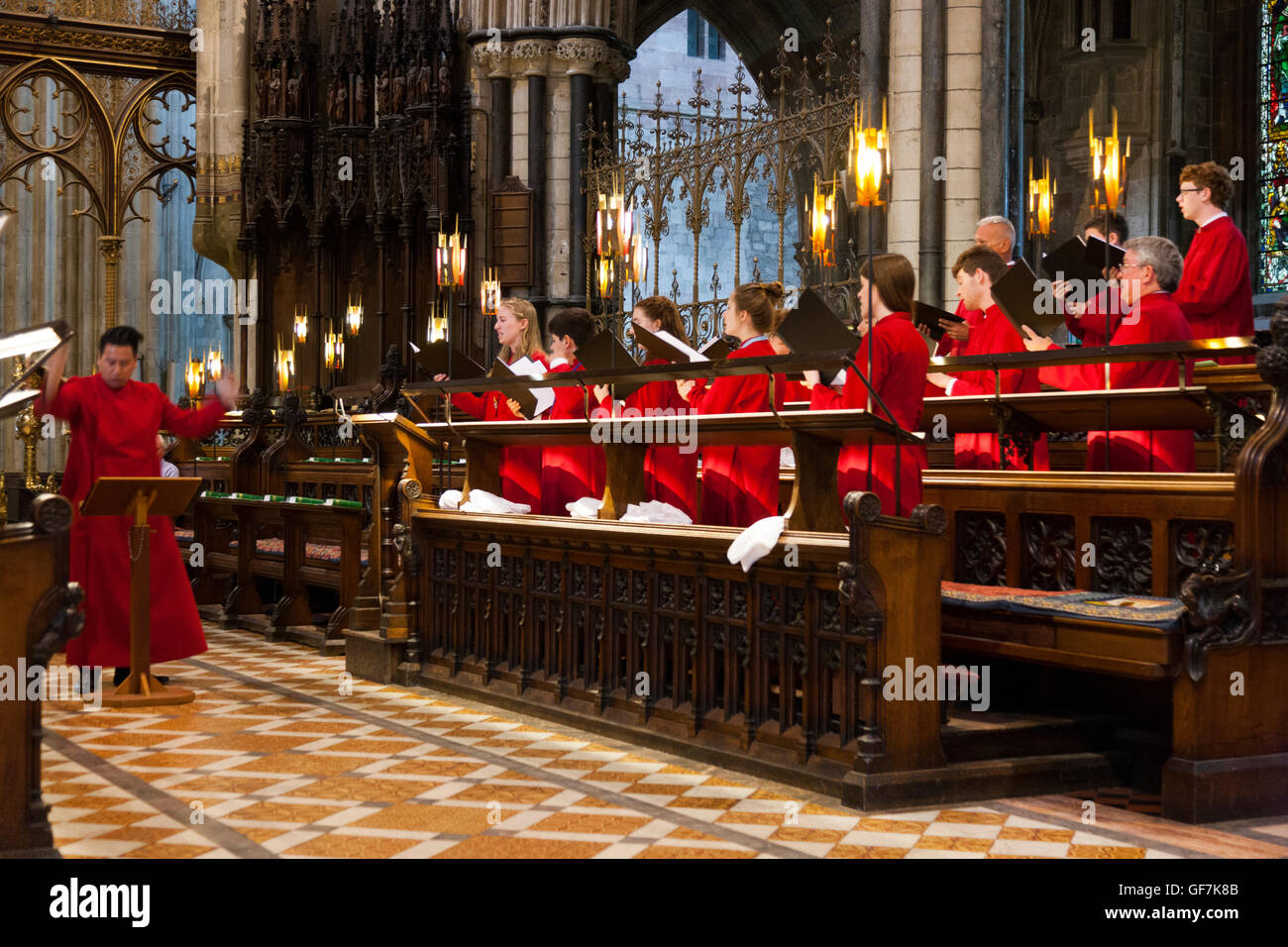 Maître d'orchestre du choeur de chant USA / les choristes chanter / choriste chante à pracising / choeurs de la cathédrale de Worcester UK Banque D'Images