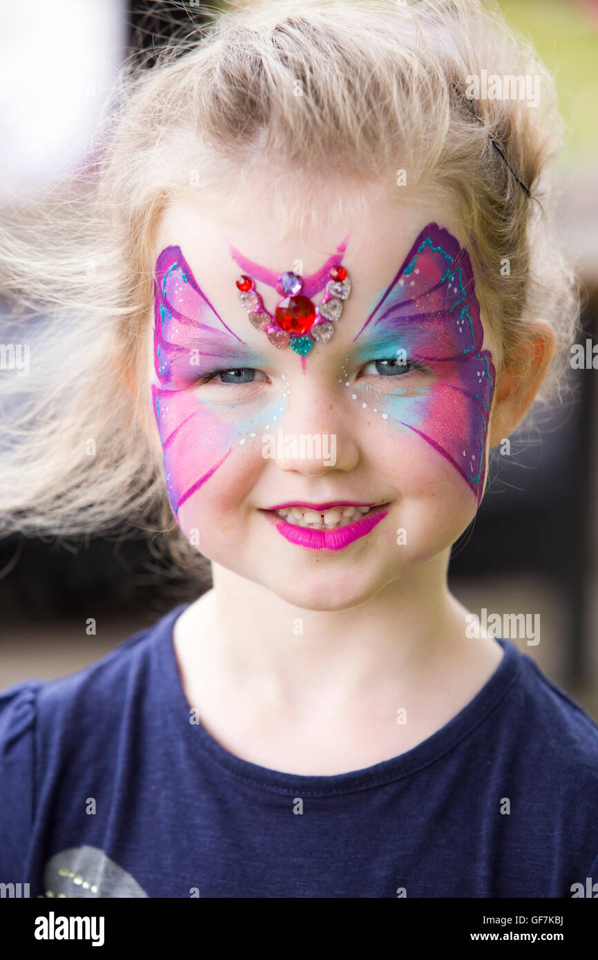 Kid enfant fille filles / l'âge de 4 ans ; la peinture du visage /  maquillage avec maquillage, visage peint & Bijoux, par artiste  professionnel at party / fair Photo Stock - Alamy