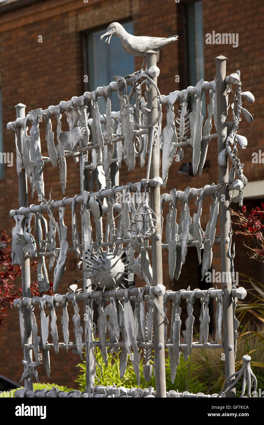 Royaume-uni, Angleterre, Norfolk, King's Lynn, South Quay, poissons Stock Rack, sculpture en acier galvanisé, par Nigel Barnet, à l'extérieur de l'hôtel Banque D'Images