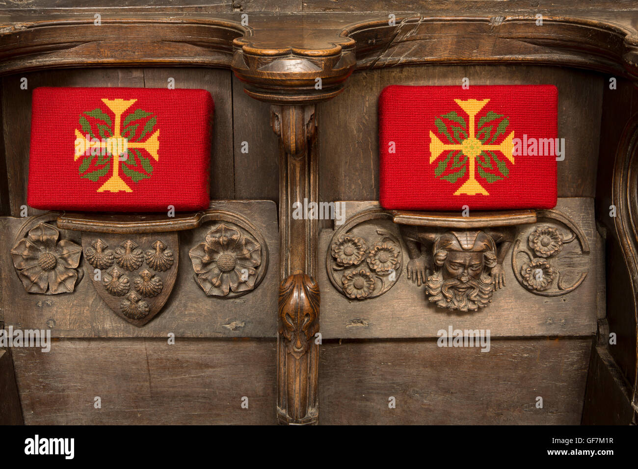 Royaume-uni, Angleterre, Norfolk, King's Lynn, l'église St Margaret's Minster, miséricordes, bouclier inculpé six coquilles coquille bras de balances { Banque D'Images