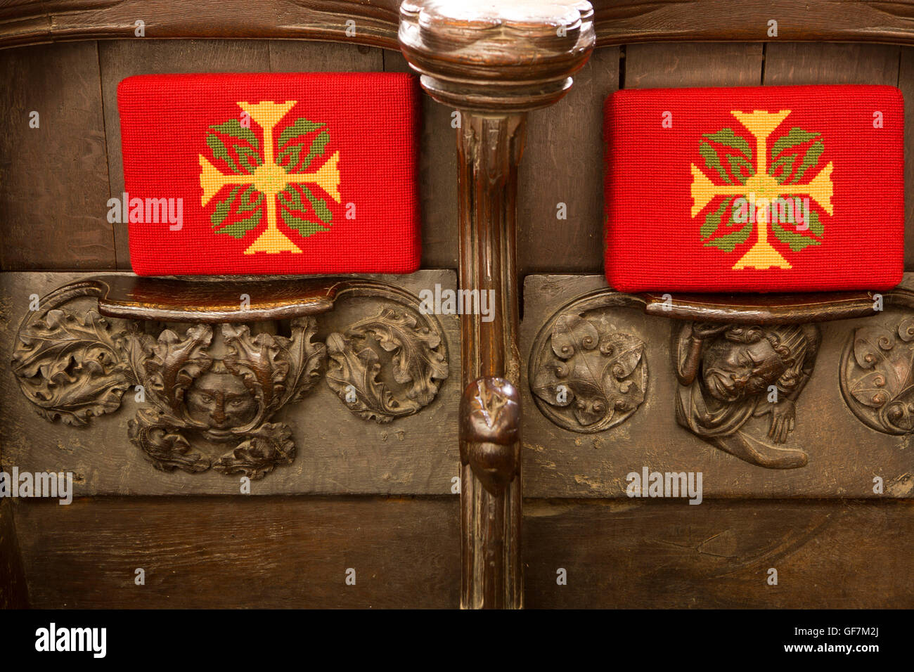 Royaume-uni, Angleterre, Norfolk, King's Lynn, l'église St Margaret's Minster, miséricordes, homme vert visage avec le feuillage jaillissant des bouche Banque D'Images