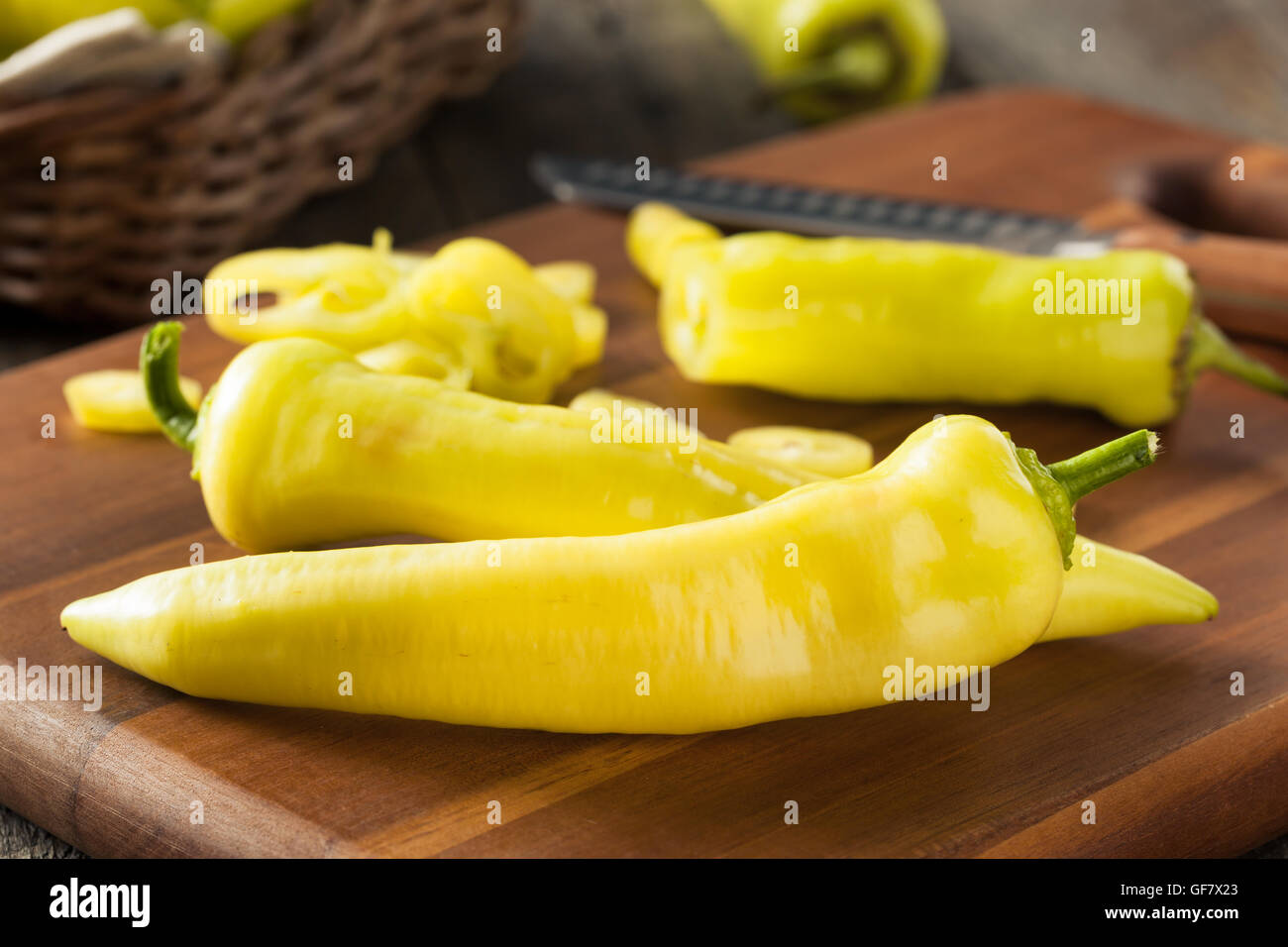 Jaune Piments bananes biologiques crus prêt à couper Banque D'Images