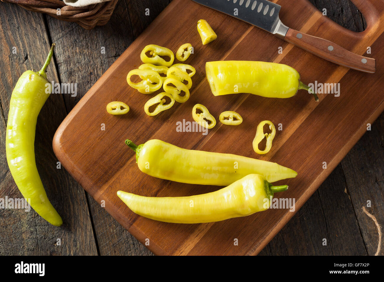 Jaune Piments bananes biologiques crus prêt à couper Banque D'Images