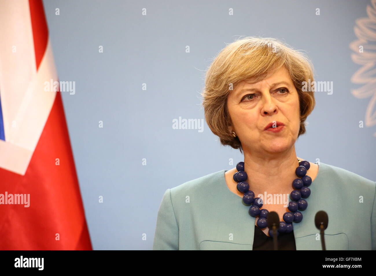 Varsovie, Pologne. 28 juillet, 2016. Le Premier ministre britannique Theresa mai au cours d'une conférence de presse conjointe avec primaire Beata Szydlo à Varsovie. Elle s'est engagée à continuer de consacrer 2  % du PIB à la défense en ligne avec les engagements de l'Otan et a promis de "se tenir debout dans le monde" aux côtés des alliés après la sortie de l'UE. Mme peuvent également a dit qu'elle voulait développer la "plus grande relation avec la Pologne" après Brexit. © Jakob Ratz/Pacific Press/Alamy Live News Banque D'Images