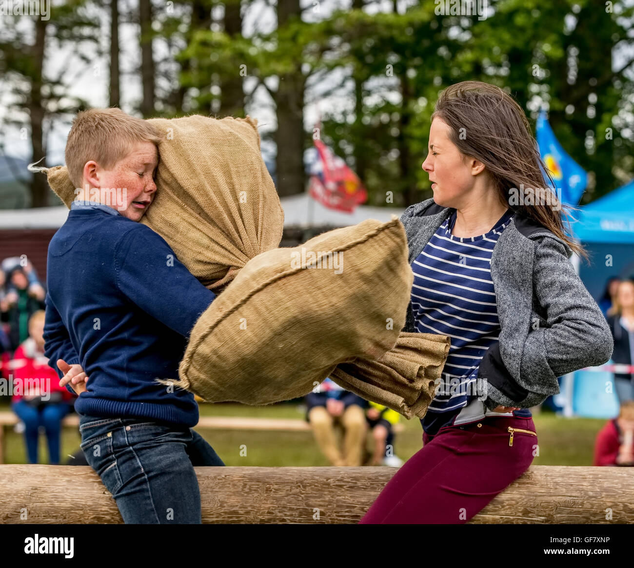 Tomintoul, Moray, Ecosse, 16 juillet 2016. C'est la guerre d'oreillers au concours Tomintoul Highland Games, Moray, Ecosse. Banque D'Images