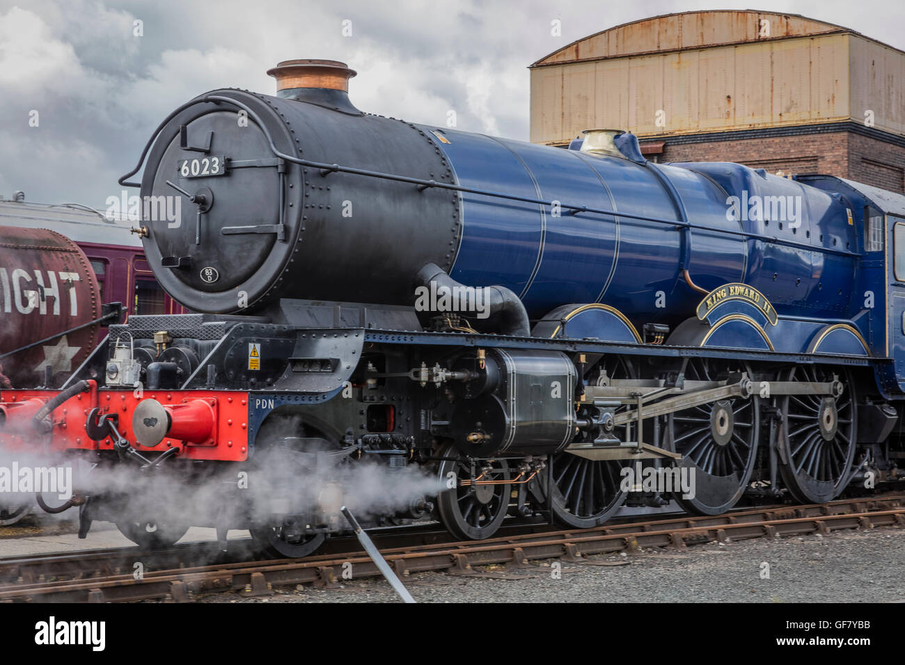 Locomotive à vapeur restauré le roi Édouard II à travers la vapeur émettant des roues à l'Didcot Railway Centre dans l'Oxfordshire Banque D'Images