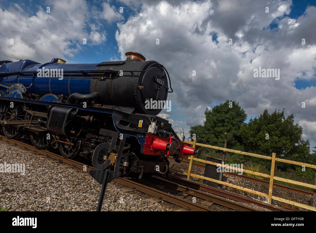 Le roi Édouard II restauré train locomotive à vapeur sur la voie ferrée à un angle dramatique inhabituelle avec un ciel nuageux Banque D'Images