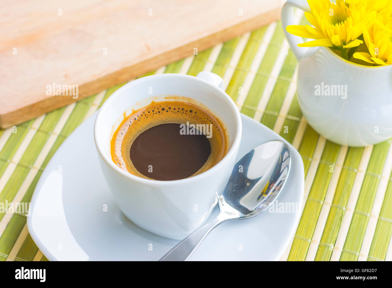 Une tasse de café ou de café chaud sur la table en bois , soft-ton et soft focus Banque D'Images