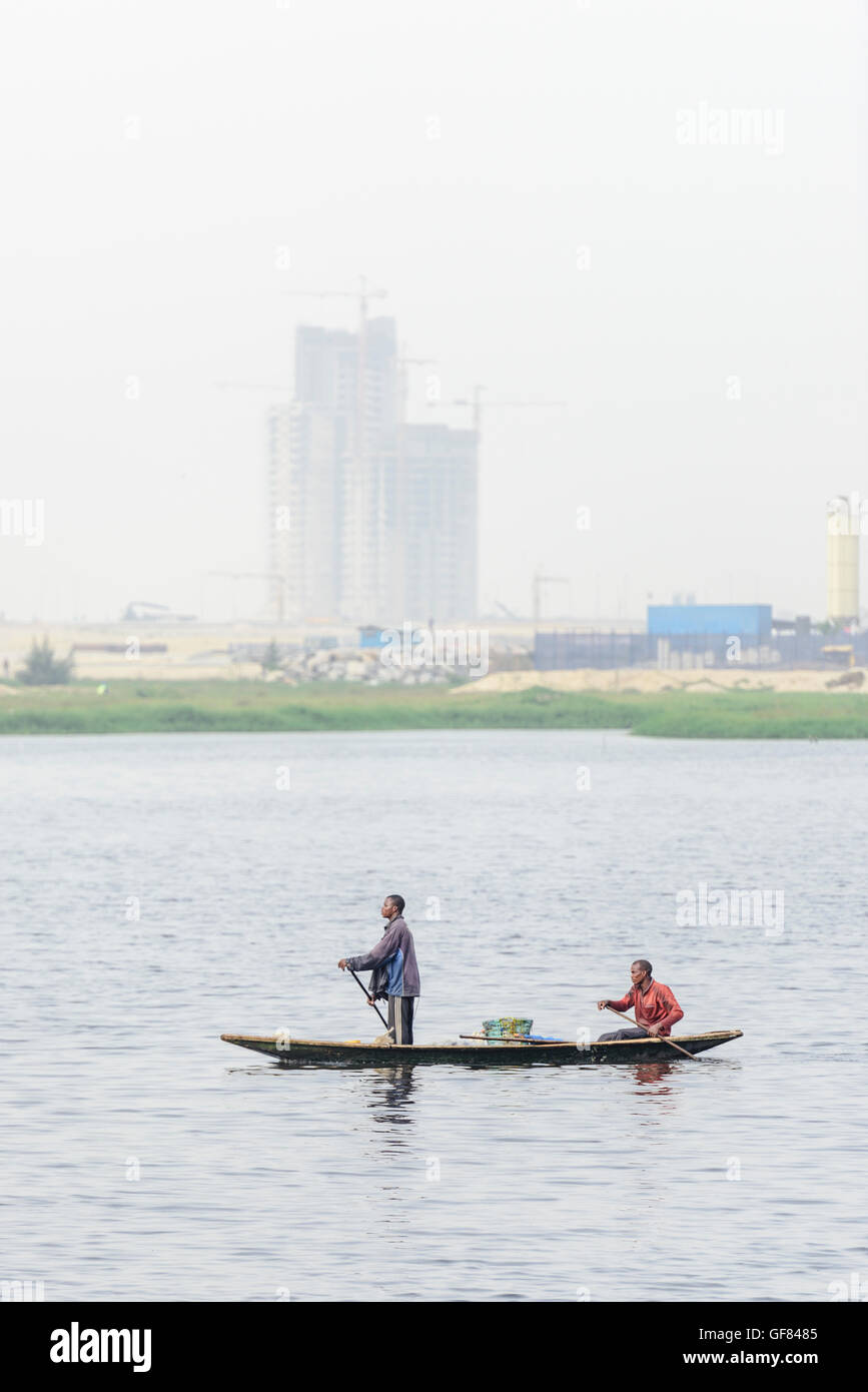 Pêcheur en pirogue depuis la ligne à Eko Atlantic développement urbain, Lagos, Nigeria. Banque D'Images