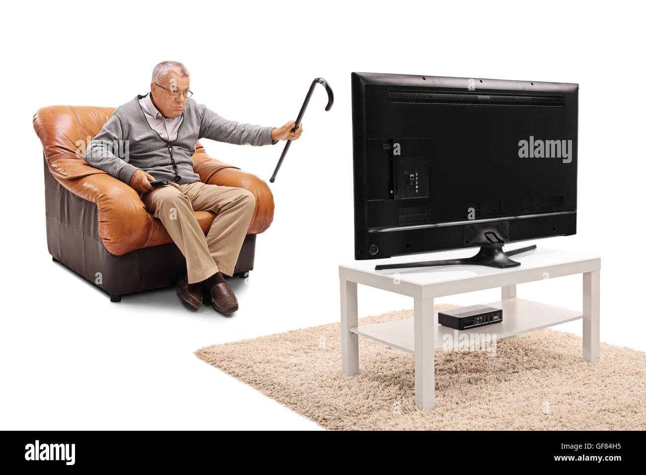 Vieil homme en colère en regardant quelque chose d'ennuyeux sur plat isolé sur fond blanc Banque D'Images
