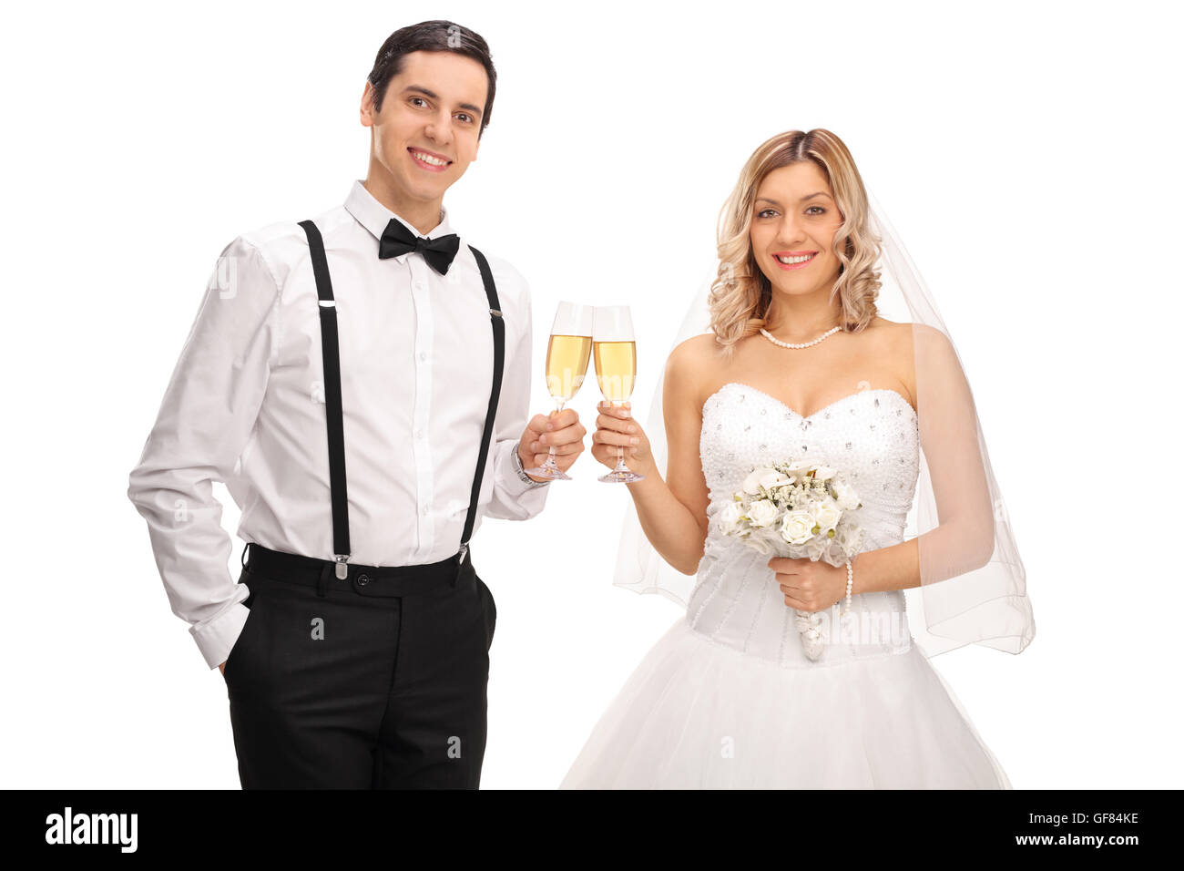 Les jeunes mariés faire un toast avec du vin blanc et regardant la caméra isolé sur fond blanc Banque D'Images
