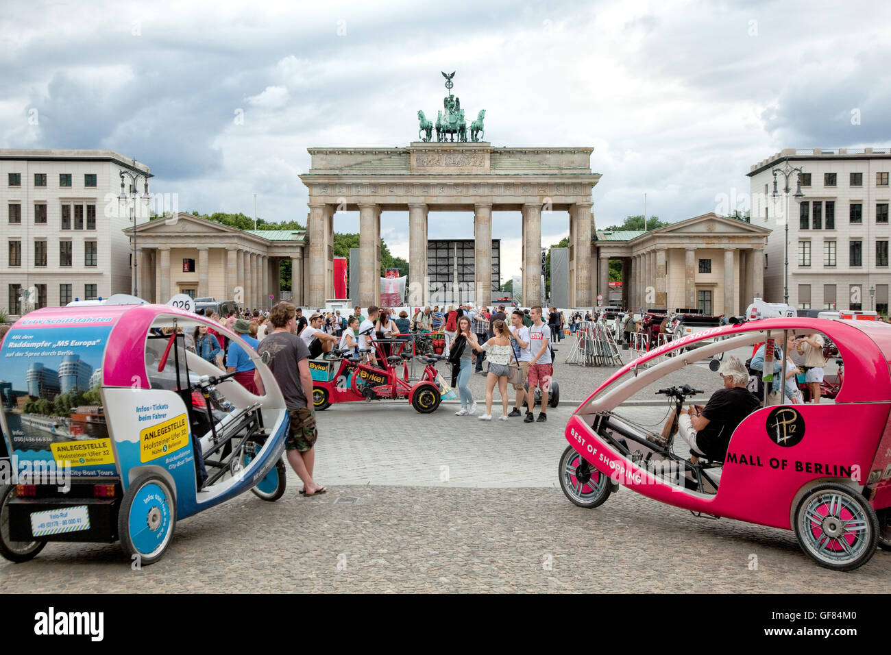 Tricycle coloré Berlin taxis en face de la porte de Brandebourg à Berlin, l'attente pour les passagers. Banque D'Images