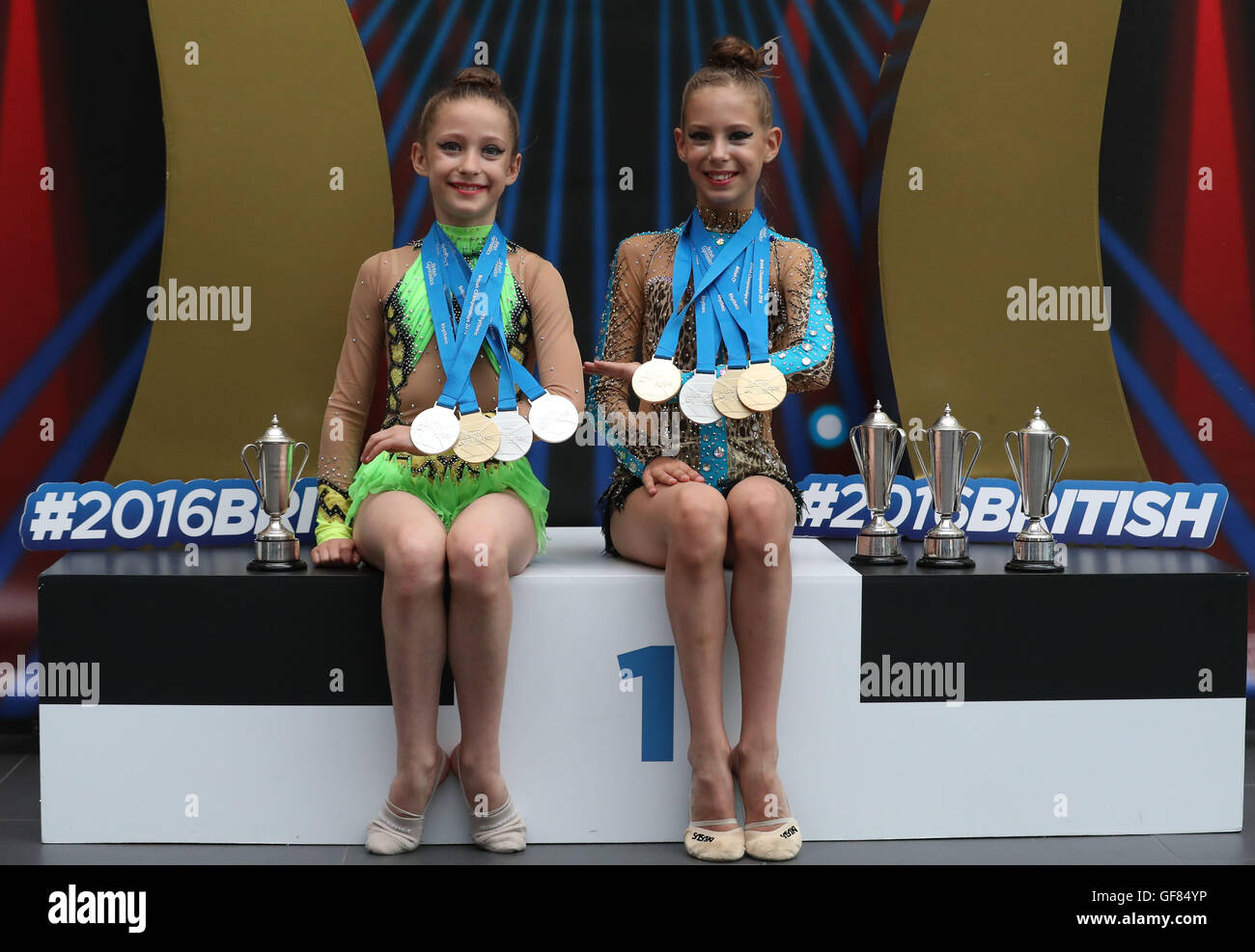 Leyla Yilmaz et Agnessa Pavlova avec leurs médailles lors de la deuxième journée de la série de championnat de la gymnastique du Liverpool Echo Arena. Banque D'Images